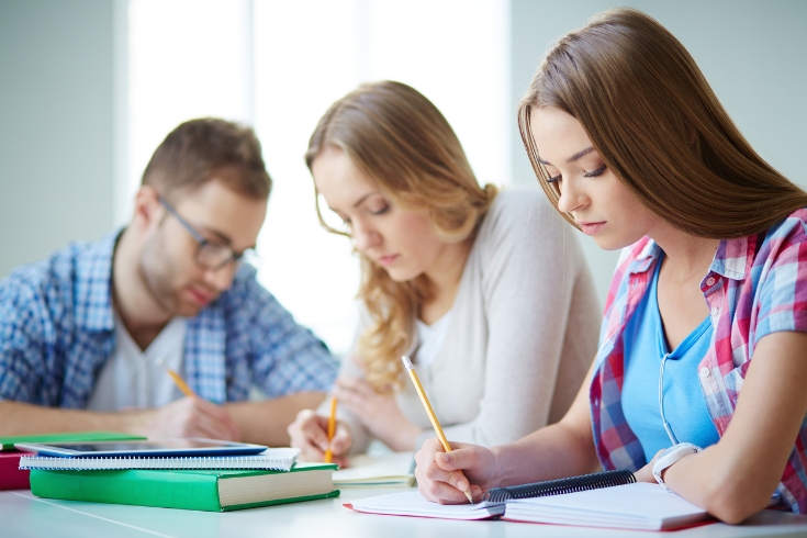 The Impact of Advanced Education on English Grammar Teaching Techniques